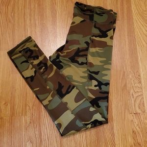 Camoflauge active yoga leggings medium